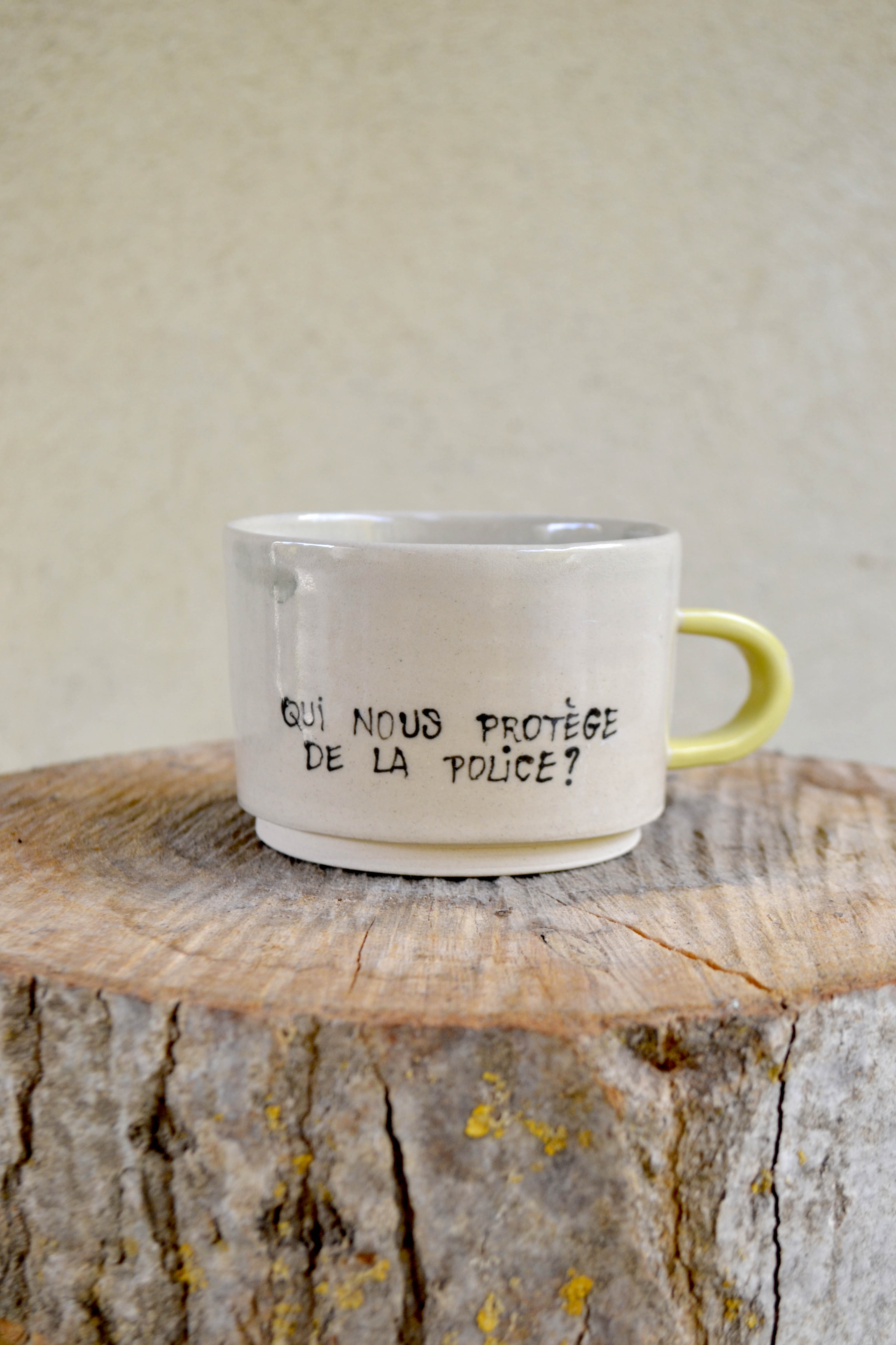 Mug "qui nous protège de la police ?"