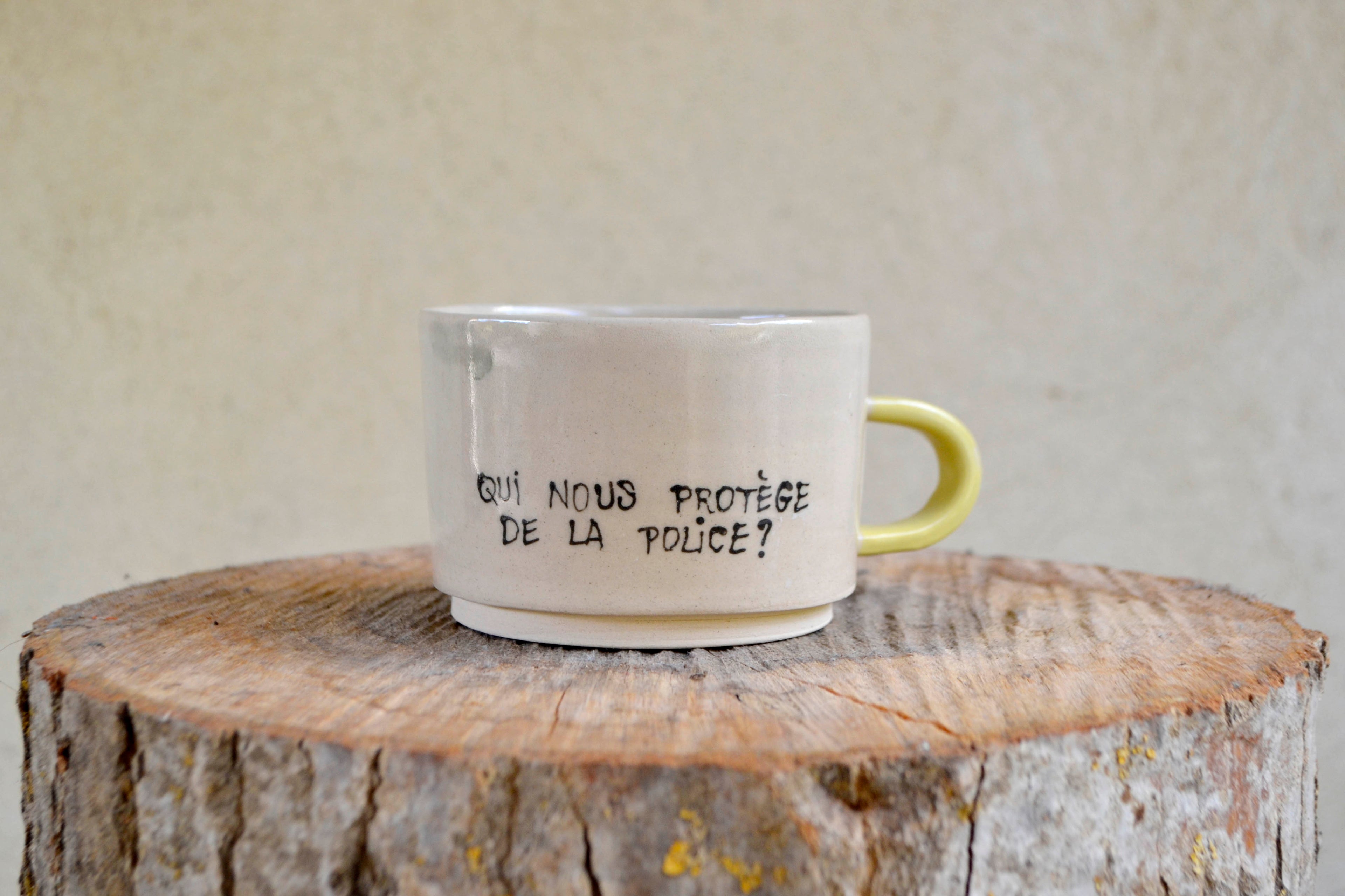 Mug "qui nous protège de la police ?"
